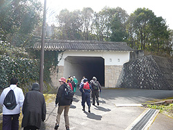 城門を模したトンネル
