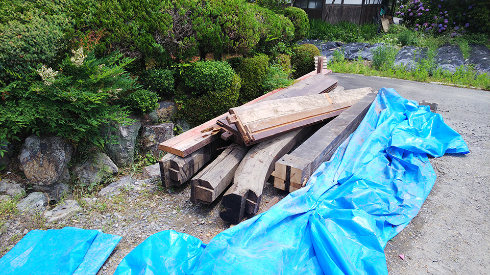 解体した木材で良いものは、他の古民家再生現場で使うため保管をします